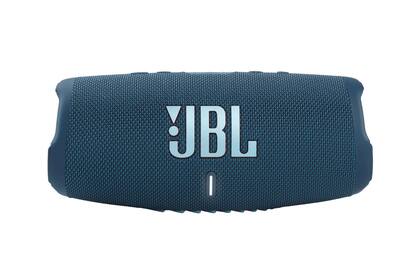 A prueba de agua. El JBL Charge 5 ofrece hasta 20 horas de reproducción y se puede conectar a otros altavoces portátiles para amplificar su sonido ($32.999)