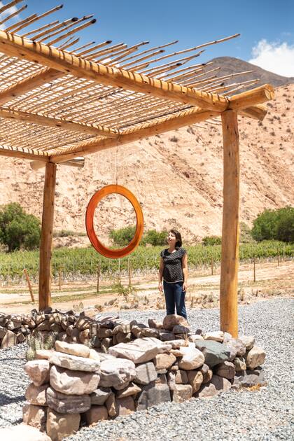 A pulmón: se sostiene gracias a ahorros personales, donaciones y el aporte voluntario de los visitantes. Además, ofrece microbecas para que estudiantes de fotografía puedan iniciarse en esta disciplina.