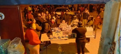 A pulmón y con ayuda de particulares, el comedor aún sobrevive, pero se hace "insostenible" mantenerlo abierto ante tanta demanda.