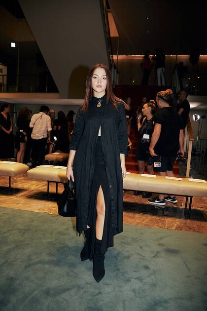 A punto de comenzar con su temporada de podcasts, Minerva Casero asistió al desfile de Mishka en el Teatro San Martín