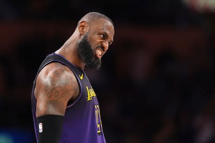 A punto de cumplir 40 años, LeBron James está tan vigente como siempre y sigue siendo imprescindible para Los Ángeles Lakers, equipo que comparte con su hijo Bronny.