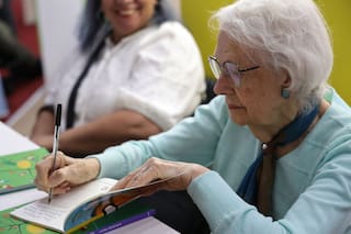 Prohibida durante la dictadura, a sus jóvenes 90 la gran maestra firma, lee y presenta ejemplares en la Feria