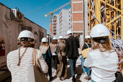 A punto de entrar en el edificio Árboris donde se llevará a cabo Experiencia Living 2026