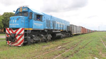 A punto de partir de la estación Ledesma, en Jujuy, la formación del Belgrano: una locomotora General Motors de la década del 70 y 13 vagones cargados de azúcar; por delante, tres semanas de marcha