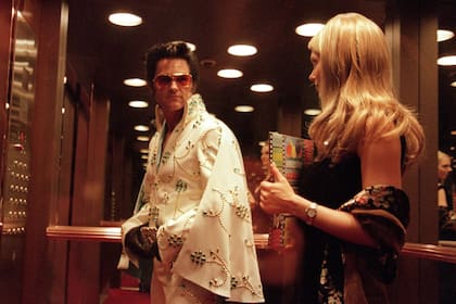 A punto de robar uno de los grandes casinos de Las Vegas, Kurt Russell se siente Elvis Presley