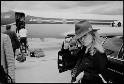"A punto de subir a un jet privado en algún lugar de Estados Unidos que no recuerdo para la que fue la última gira de Blondie antes de separarnos en 1982. Fue la única vez que usamos un vuelo privado; antes y después siempre lo hicimos en aviones comerciales. Y hasta el día de hoy Debbie insiste en llevar el equipaje ella misma mientras estamos de viaje. Nuestro primer viaje en avión había sido en 1978 cuando tocamos en Londres en el club Roundhouse. Blondie impactó primero en Inglaterra, porque ellos tenían los grandes semanarios de música pop ("New Musical Express" y "Melody Maker") y una radio como la BBC, que se escuchaba en todo el país. Estaban muy bien informados. En Estados Unidos tardamos un poco más en tener éxito porque está todo muy regionalizado. Fue una revelación tocar y ver que inmediatamente la gente hacía pogo, saltaba y bailaba con nuestra música. En Nueva York nadie bailaba en un concierto de rock entonces."