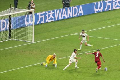 A punto: Firmino está por rematar de derecha, mientras el Diego Alves trata de ponerse de pie después del amago del delantero. Será gol.