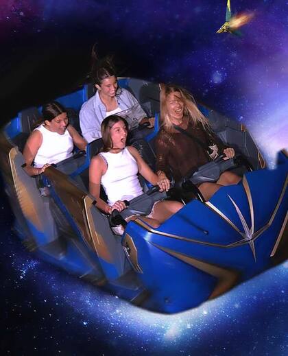 A pura adrenalina, Nicole compartió con sus hijas los juegos de Disney (Foto: Instagram/@nikitaneumannoficial)