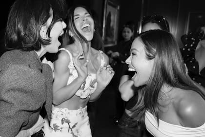 A pura carcajada junto a Kris Jenner (a la izquierda de la foto) y otra de sus íntimas amigas.