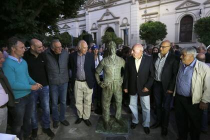 A pura emoción. En la Plaza Libertad de Balcarce se inauguró esta estatua de “El Chueco” con la presencia del múltiple campeón argentino Juan María Traverso, los hijos de J.M. Fangio, Rubén y Oscar (“Cacho”), y el intendente Esteban Reino