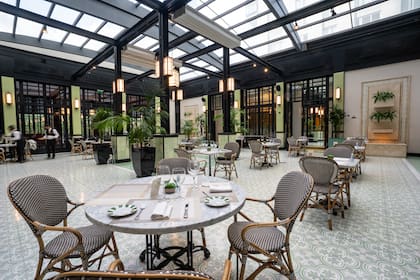 A pura luz, las mañanas son el momento ideal del día en el salón comedor de Sunny Yard en Alvear Icon