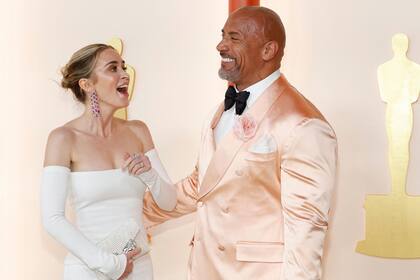 A pura risa, Emily Blunt y Dwayne Johnson se mostraron muy cómplices ante las cámaras