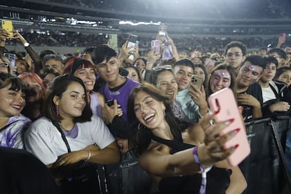 A pura selfie, en la larga espera del show de Maria Becerra en River