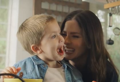 A pura sonrisa, Amancio se divirtió con su madre durante las grabaciones de su nuevo videoclip (Foto: Captura de video)