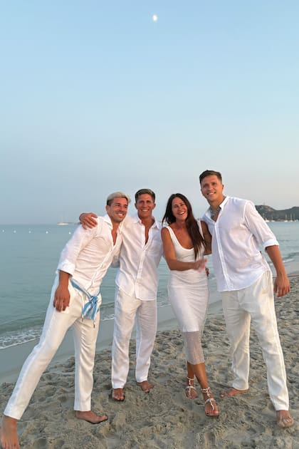 A pura sonrisa,
Carolina Baldini junto a sus hijos Giovanni, Giuliano y Gianluca.