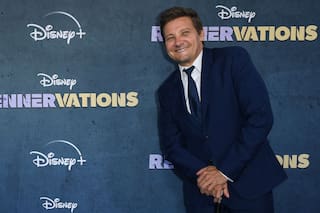Así fue la reaparición pública de Jeremy Renner, luego del accidente en el que casi pierde la vida