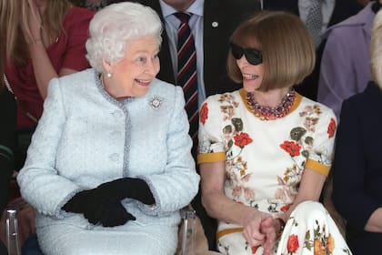 A pura sonrisa con la reina Isabel en el desfile de Richard Quinn en la Semana de la Moda de Londres, en 2018.