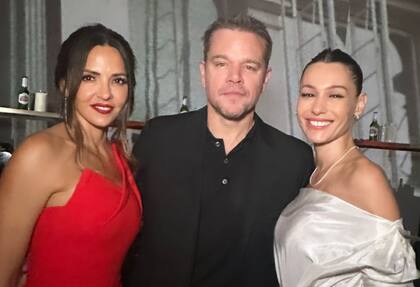 A pura sonrisa en la Gran Manzana, Pampita junto a Matt Damon y su esposa, la argentina Luciana Barroso