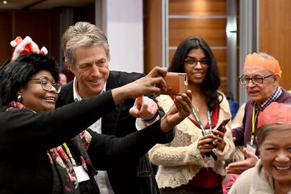 A pura sonrisa, Hugh Grant posó junto a los comensales