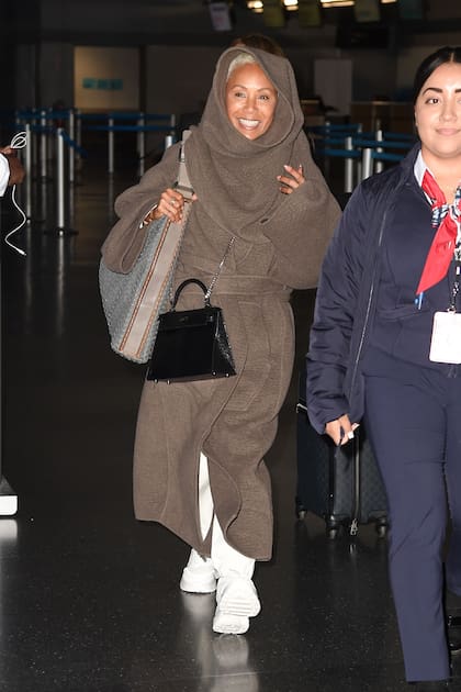 A pura sonrisa, Jada Pinkett Smith llega al aeropuerto JFK en la ciudad de Nueva York