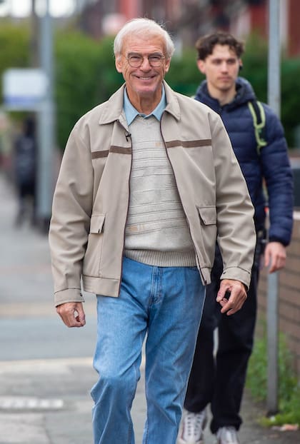 A pura sonrisa, Pierce Brosnan posa para los paparazzi que se acercaron al set de la película Giant, inspirada en la historia del Príncipe Naseem “Naz” Hamed