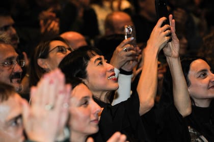 A pura sonrisa, también se encargó de registrar el aplauso del público y el agradecimiento del elenco