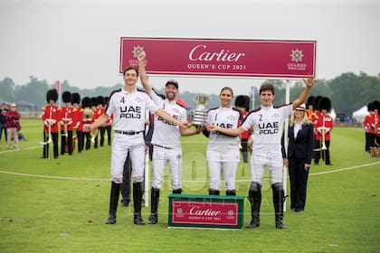 A pura sonrisa, Tomás Beresford, Polito Pieres, la jequesa Maitha Mohammed Rashid Al Maktoum y Tomás Panelo alzan la copa y posan para los flashes después de vencer a Scone por 10 a 6.
