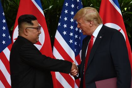 A puras sonrisas, Kim y Trump, después de la firma del acuerdo, en Singapur