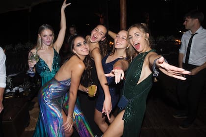 A puro baile, la cuñada de Coni, Valentina Sclavi, y sus primas, Abril y
Pilar Demattei, Juana Mendiburu y Damaris Golub, que atajó el ramo de la novia.