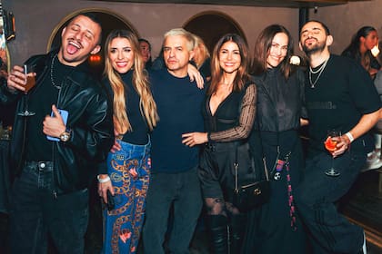 A puro baile y tragos: Fefe Bongiorno, Mariana Brey, Ángel de Brito, Majo Martino, Connie Ansaldi y Federico Popgold