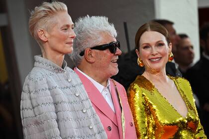 A puro brillo, colores y glamour: Tilda Swinton, Pedro Almodóvar y Julianne Moore se destacaron en la alfombra roja del Festival de Venecia previa al gran estreno de El cuarto de al lado, el esperado film del director español que busca quedarse con uno de los galardones de la Bienal