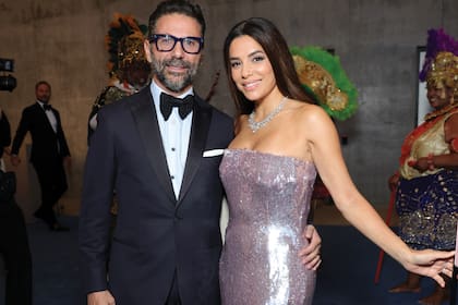 A puro brillo con un
sensual strapless, Eva
Longoria posa con su
marido, Pepe Bastón.
En mayo cumplirán
diez años de casados