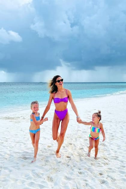 A puro color. La modelo con sus hijas, Francesca y Valentina, en las paradisíacas playas de Maldivas.