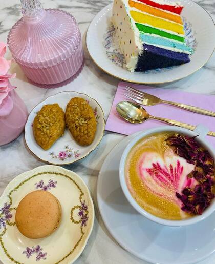 A puro color y para hacer mil fotos, espresso de especialidad pero con glitter y pétalos. Original de @mkaffee.arg