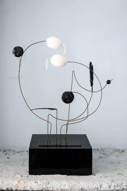 A puro contraste en esta instalación. Hasta en aquellas formas esculturales que no tienen forma de flor hay flores: están en la base de todo. Acevedo trabaja con plumas, huevos y metales al igual que con tallos y pétalos.