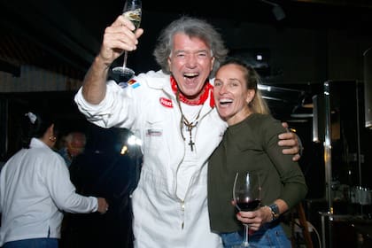 A puro festejo, Oriana Montanelli con Dotto, enfundado con una réplica del mameluco de Juan Manuel Fangio que le regalaron en el autódromo de Río Hondo.