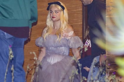 A puro Halloween. Este fin de semana, Selena Gomez asistió a una cena en el lujoso restaurante Nobu, de Malibú, disfrazada. La cantante sorprendió con un vestido de tul en capas y una peluca rubia