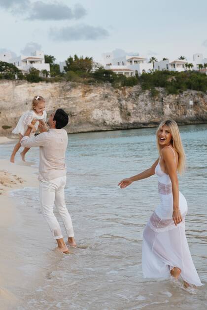 A puro juego en familia a orillas del mar.