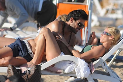 A puro mimo y cariño; así están la modelo y el piloto.