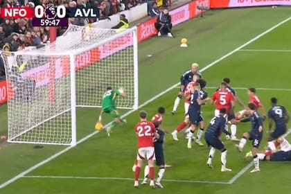 A puro reflejo, Dibu Martínez evitó el gol de Nottingham Forest con los dedos de su mano izquierda, en una reacción fantástica