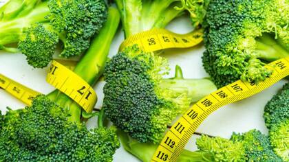 ¿A qué hora es mejor dejar de comer para perder peso?