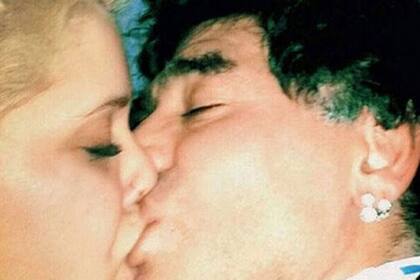 A quién besa Maradona esta vez
