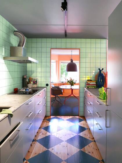 "A quienes no tienen demasiados objetos que guardar en la cocina o tienen buenos muebles bajomesada, les sugeriría que eliminaran las alacenas en favor de la luz", aconseja Daniel.