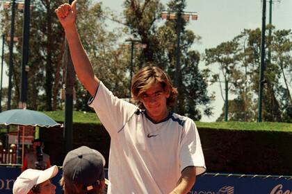 Juan Martín del Potro, a los 17 años y todavía con cierta timidez, saludando al público durante el Challenger de Montevideo que ganó hace quince temporadas. 