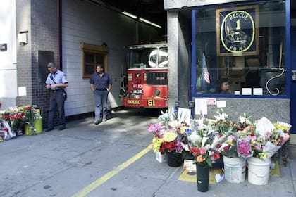 A raíz del ataque terrorista en el World Trade Center, los bomberos de Rescue Co. 1, del centro de Manhattan, están rodeados de flores