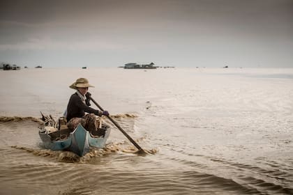 A remo en el inmenso lago Tonlé Sap.