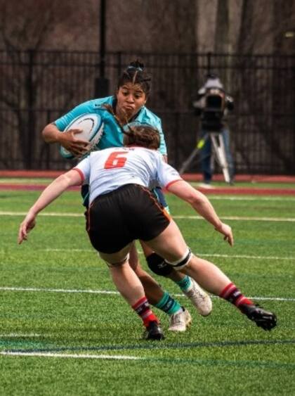 Jenn Salomon-Clayton, apertura de las Exiles, avanza sobre una de las wing forwards de las Banshees, de Boston