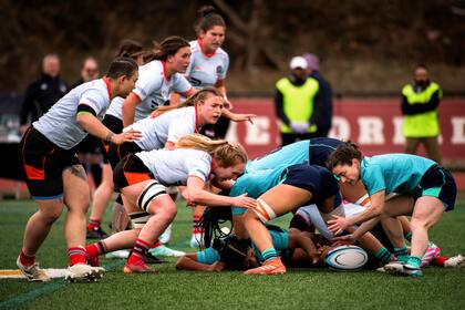 Sarah "Mini" Minahan va a sacar la pelota del scrum para The Exiles