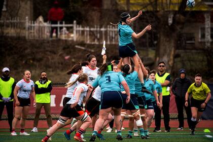 En las alturas: Cari Pick es elevada por su compañeras de Exiles en el partido por la Women's Elite Rugby con las Banshees