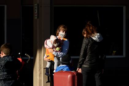 Familias, parejas, viajeros solos... La terminal de Bariloche tuvo una mañana agitada, con pasajeros esperando abordar sus viajes de regreso